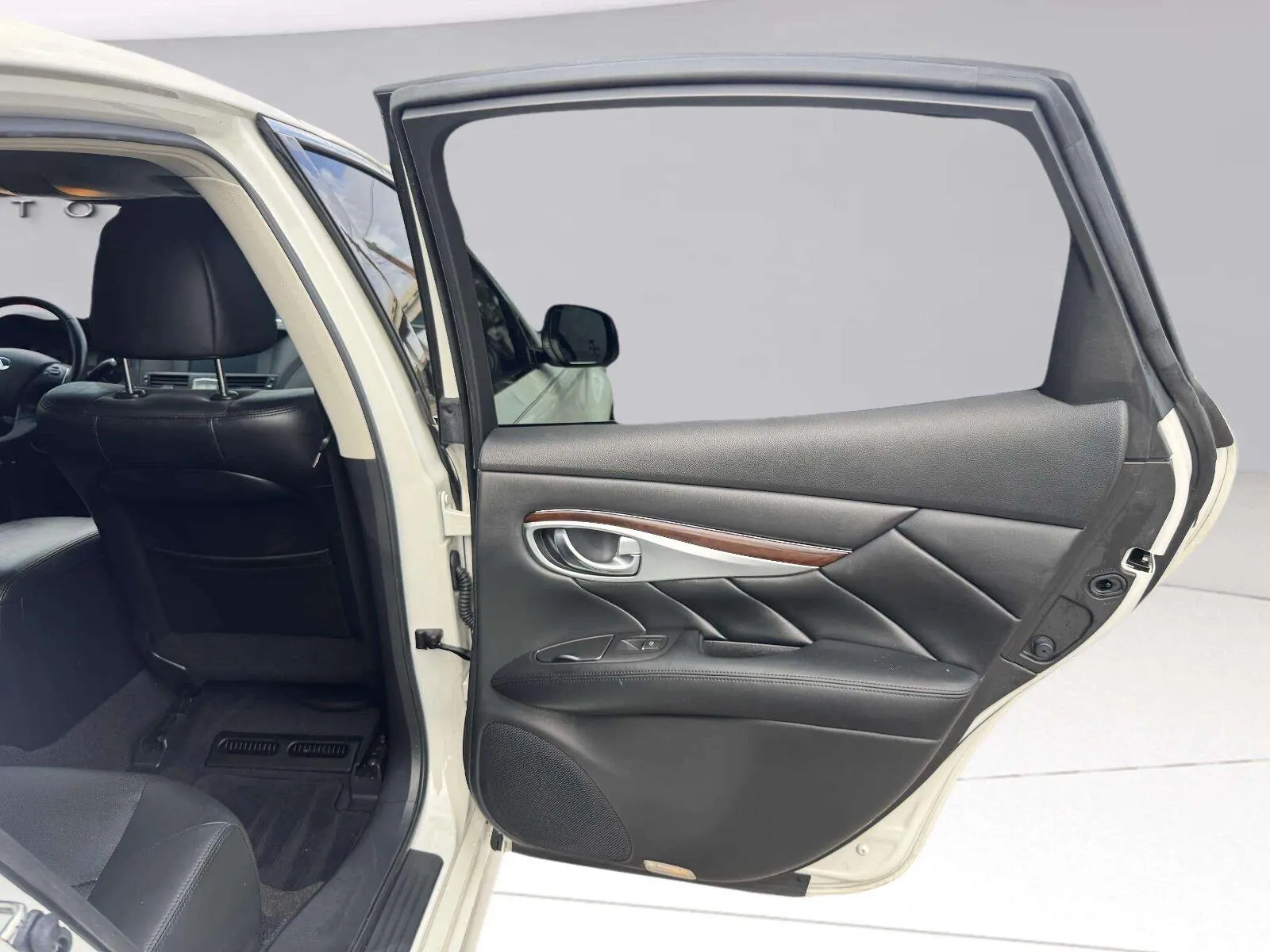 Infiniti Q70 photo 33