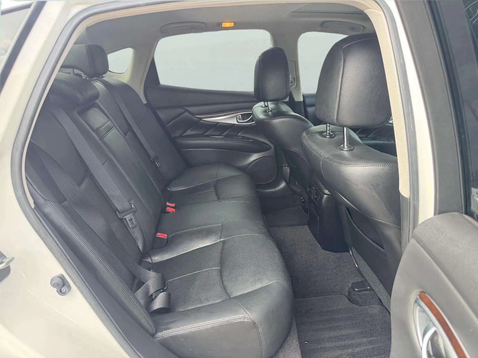 Infiniti Q70 photo 34