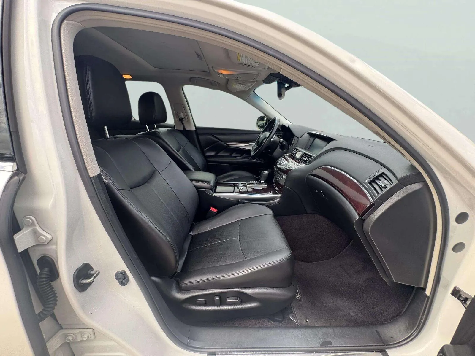 Infiniti Q70 photo 38