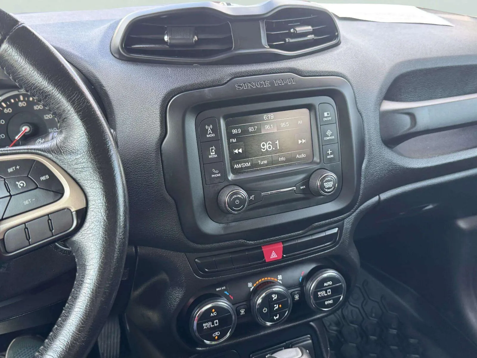 Jeep Renegade photo 28