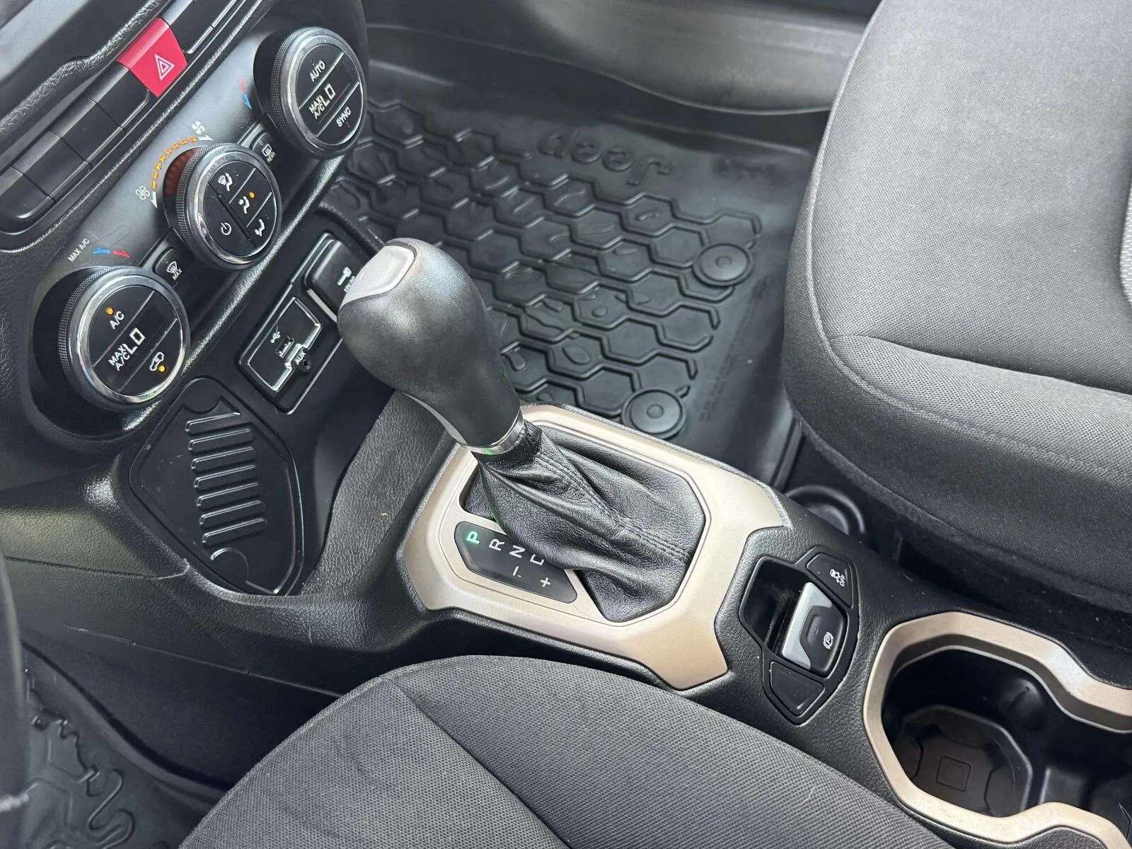 Jeep Renegade photo 32