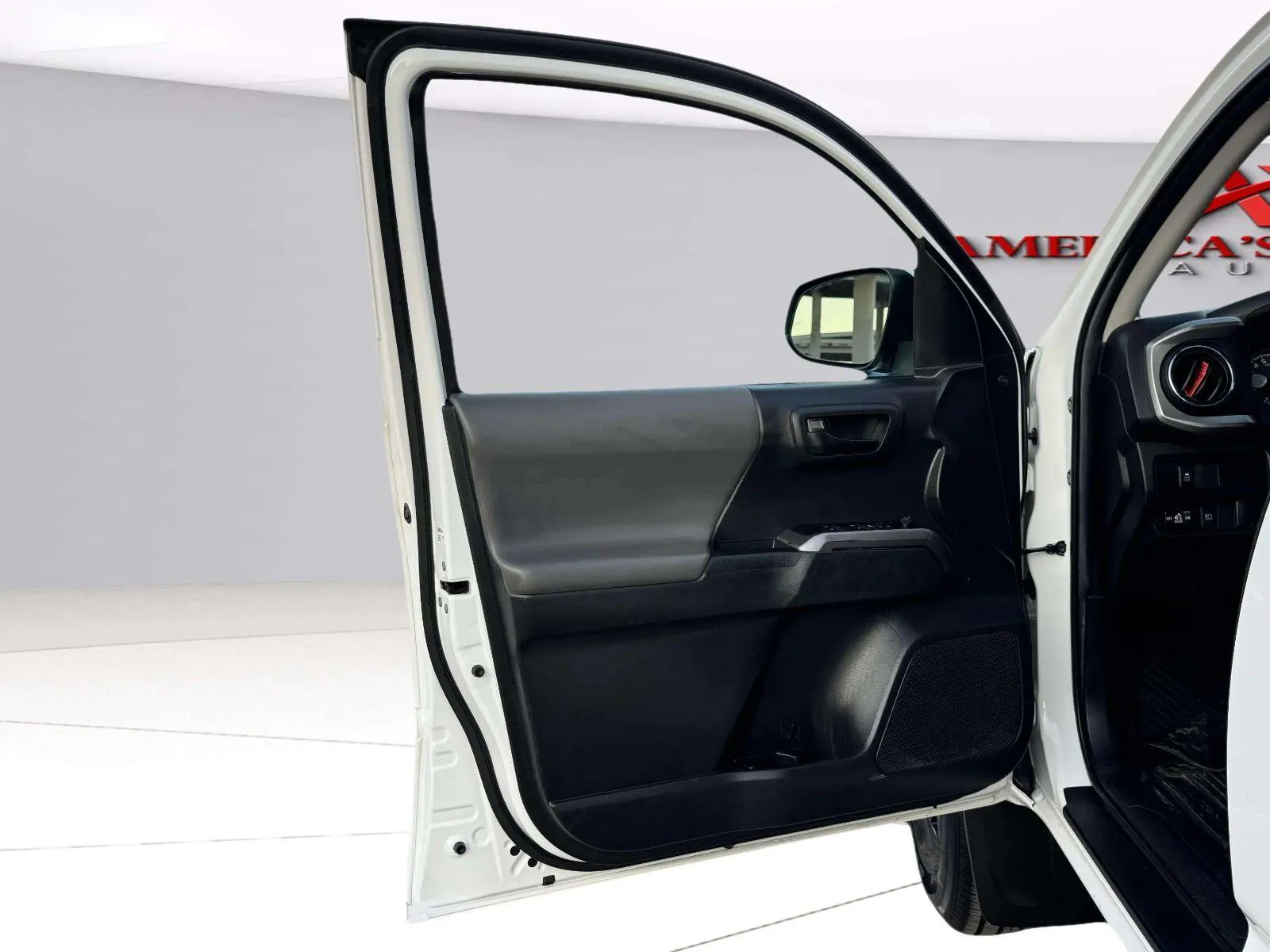 Toyota Tacoma photo 17