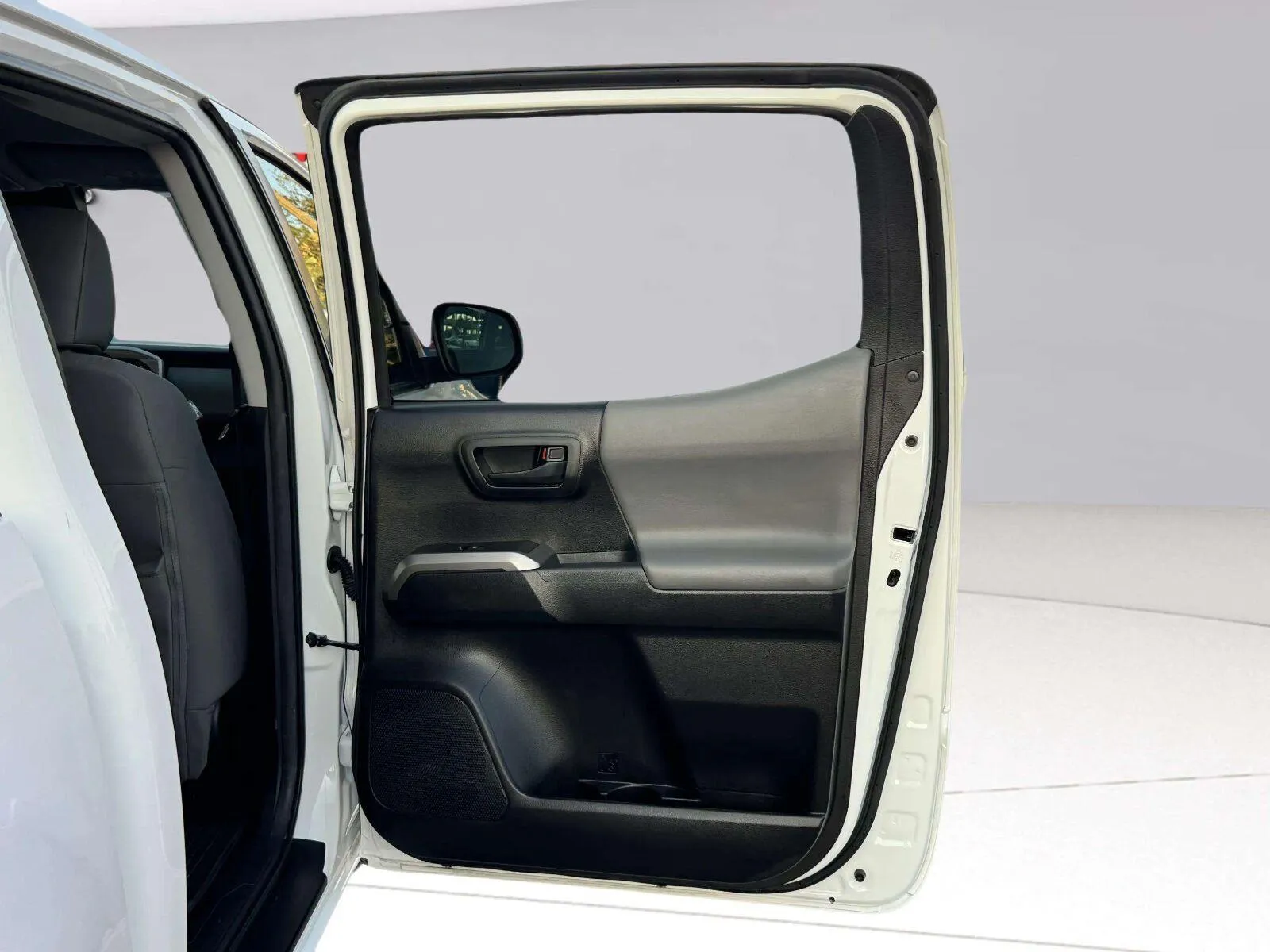 Toyota Tacoma photo 36