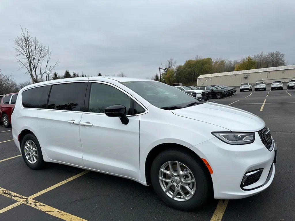 2026 Chrysler Pacifica Select for sale in Webster, NY