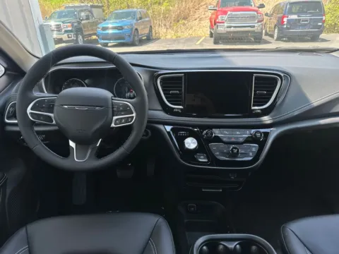 More photos of 2027 Chrysler Pacifica Select at Marina Chrysler Dodge Jeep Ram, NY