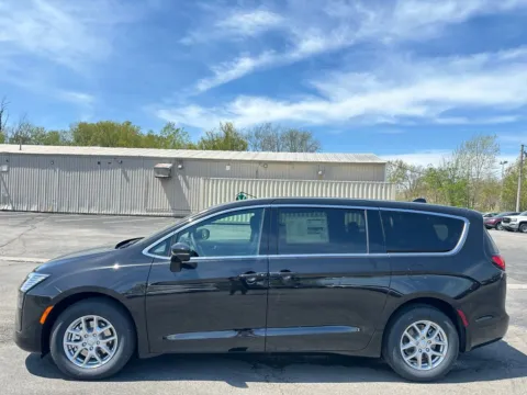 More photos of 2027 Chrysler Pacifica Select at Marina Chrysler Dodge Jeep Ram, NY