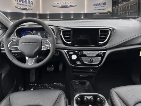 More photos of 2027 Chrysler Pacifica Select at Marina Chrysler Dodge Jeep Ram, NY