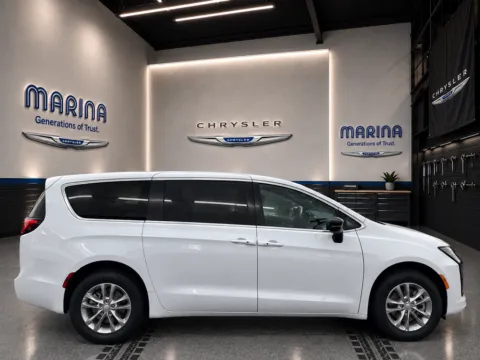 More photos of 2027 Chrysler Pacifica Select at Marina Chrysler Dodge Jeep Ram, NY