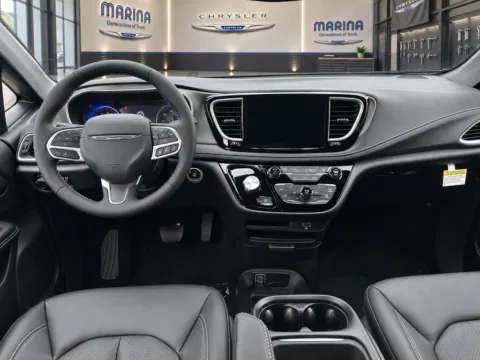 More photos of 2027 Chrysler Pacifica Select at Marina Chrysler Dodge Jeep Ram, NY