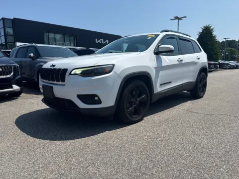 White 2020 Jeep Cherokee Altitude for sale in Suffolk, VA