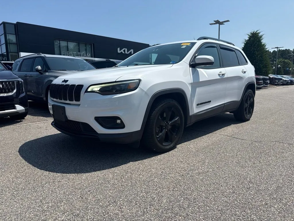 White 2020 Jeep Cherokee Altitude for sale in Suffolk, VA