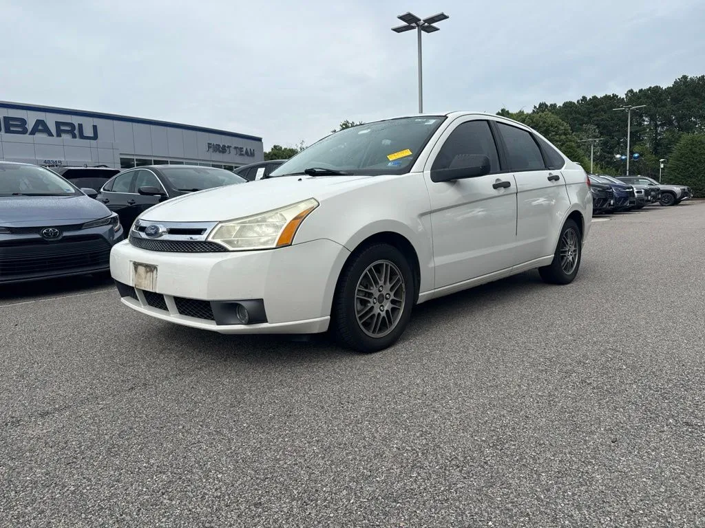 White 2010 Ford Focus SE for sale in Suffolk, VA