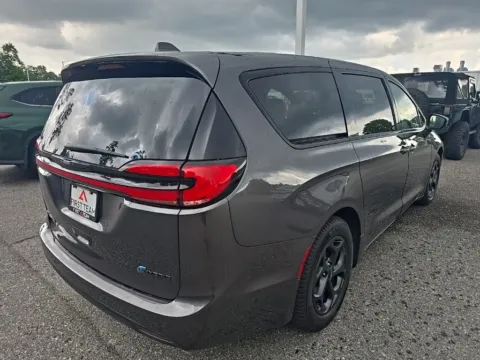More photos of 2022 Chrysler Pacifica Hybrid Limited at First Team Toyota, VA