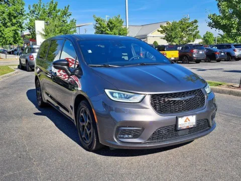 More photos of 2022 Chrysler Pacifica Hybrid Limited at First Team Toyota, VA
