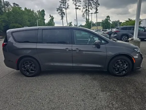 More photos of 2022 Chrysler Pacifica Hybrid Limited at First Team Toyota, VA
