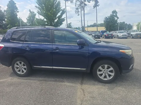 More photos of 2013 Toyota Highlander SE at First Team Toyota, VA