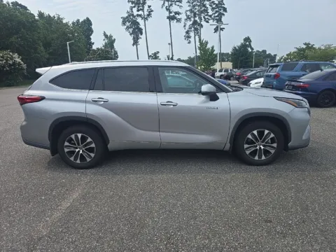 More photos of 2021 Toyota Highlander Hybrid XLE at First Team Toyota, VA