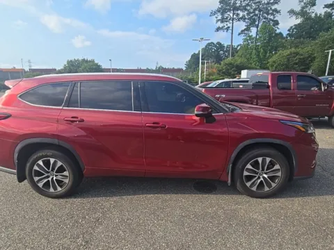 More photos of 2022 Toyota Highlander XLE at First Team Toyota, VA