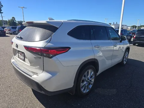More photos of 2023 Toyota Highlander Hybrid Limited at First Team Toyota, VA