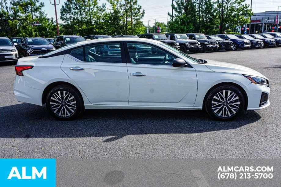 2025 Nissan Altima SV - Photo 9