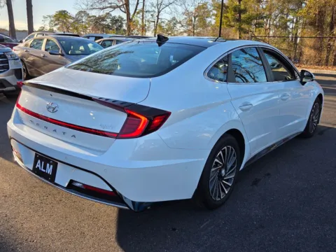 More photos of 2022 Hyundai Sonata Hybrid Limited at ALM Hyundai West, GA