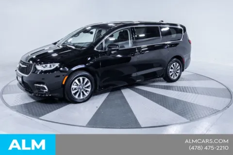 More photos of 2024 Chrysler Pacifica Hybrid Select at ALM CDJR Macon, GA