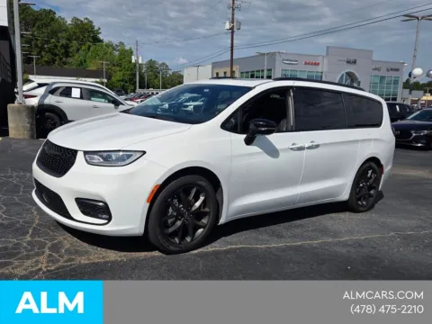 Another view of 2025 Chrysler Pacifica Limited for sale in Macon, GA at ALM CDJR Macon