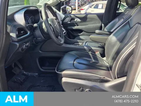 More photos of 2025 Chrysler Pacifica Limited at ALM CDJR Macon, GA