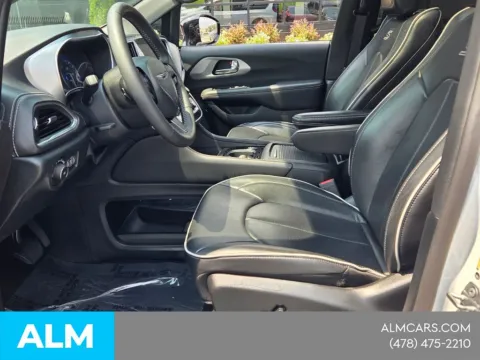 More photos of 2025 Chrysler Pacifica Limited at ALM CDJR Macon, GA