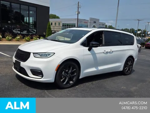 Another view of 2025 Chrysler Pacifica Limited for sale in Macon, GA at ALM CDJR Macon