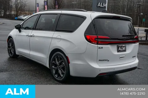 More photos of 2025 Chrysler Pacifica Limited at ALM CDJR Macon, GA
