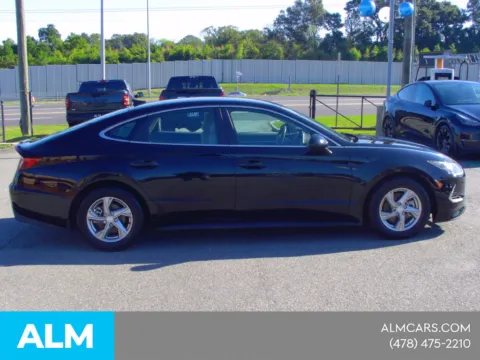 More photos of 2022 Hyundai Sonata SE at ALM CDJR Macon, GA