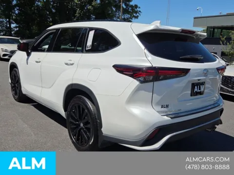Another view of 2024 Toyota Highlander XLE for sale in Macon, GA at ALM Hyundai Macon