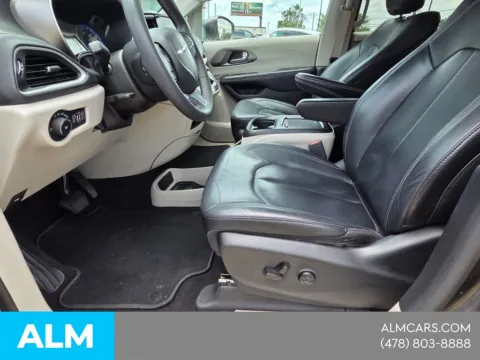More photos of 2022 Chrysler Pacifica Touring L at ALM Hyundai Macon, GA