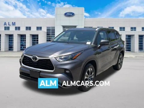 Gray 2022 Toyota Highlander XLE for sale in Marietta, GA