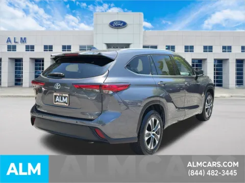 More photos of 2022 Toyota Highlander XLE at ALM Ford Marietta, GA