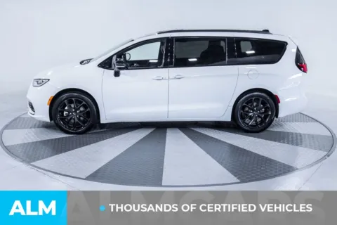 More photos of 2025 Chrysler Pacifica Limited at ALM Kia South, GA