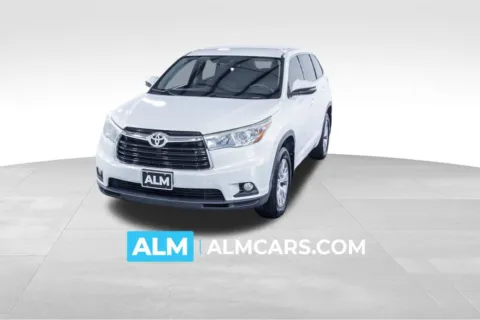 White 2015 Toyota Highlander LE Plus V6 for sale in Union City, GA