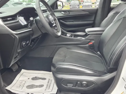 More photos of 2025 Jeep Grand Cherokee Altitude at Hyundai Warner Robins, GA