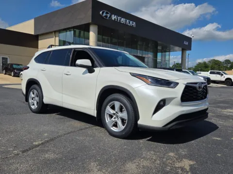 White 2021 Toyota Highlander LE for sale in Warner Robins, GA