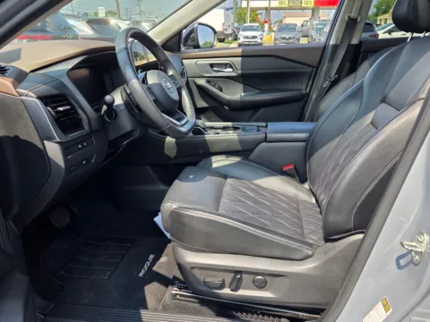 More photos of 2021 Nissan Rogue Platinum at Hyundai Warner Robins, GA