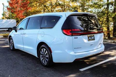 More photos of 2024 Chrysler Pacifica Hybrid Select at Hyundai Warner Robins, GA