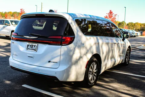 More photos of 2024 Chrysler Pacifica Hybrid Select at Hyundai Warner Robins, GA