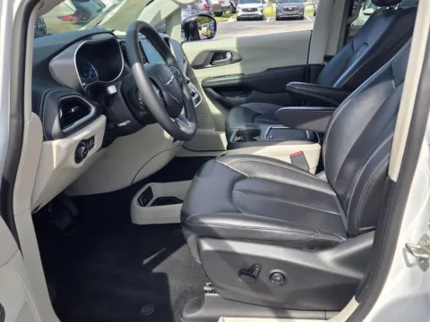 More photos of 2024 Chrysler Pacifica Hybrid Select at Hyundai Warner Robins, GA