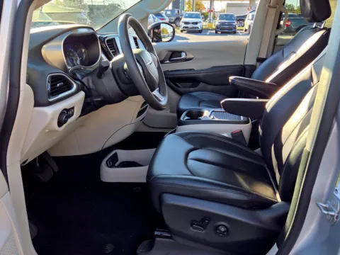 More photos of 2024 Chrysler Pacifica Touring L at Hyundai Warner Robins, GA