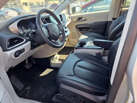 More photos of 2024 Chrysler Pacifica Touring L at Hyundai Warner Robins, GA
