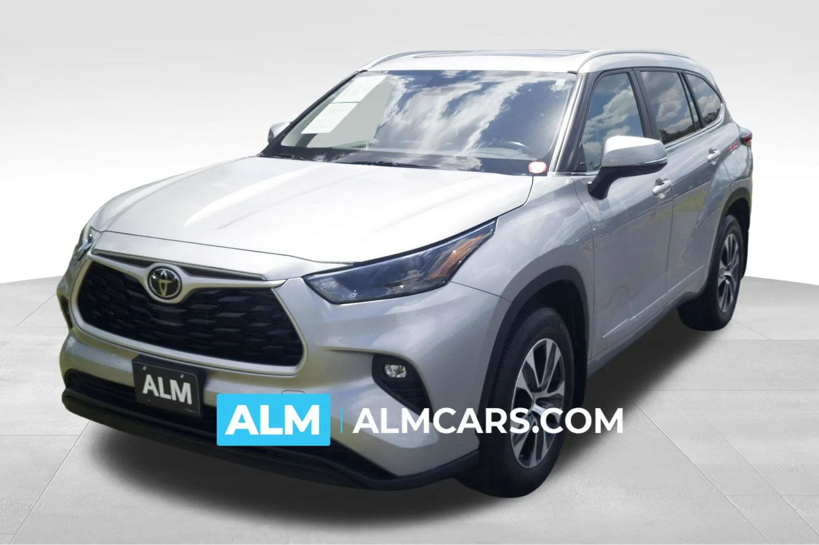 Silver 2023 Toyota Highlander XLE for sale in Lumberton, NC
