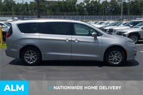 More photos of 2021 Chrysler Pacifica Touring at ALM Hyundai Lumberton, NC