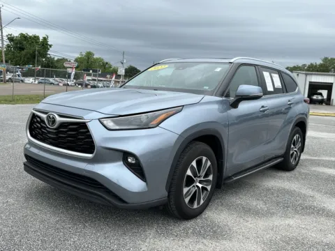 Blue 2022 Toyota Highlander XLE for sale in Pensacola, FL