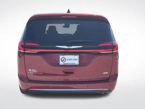 More photos of 2025 Chrysler Pacifica Select at Step One Motorsports, FL